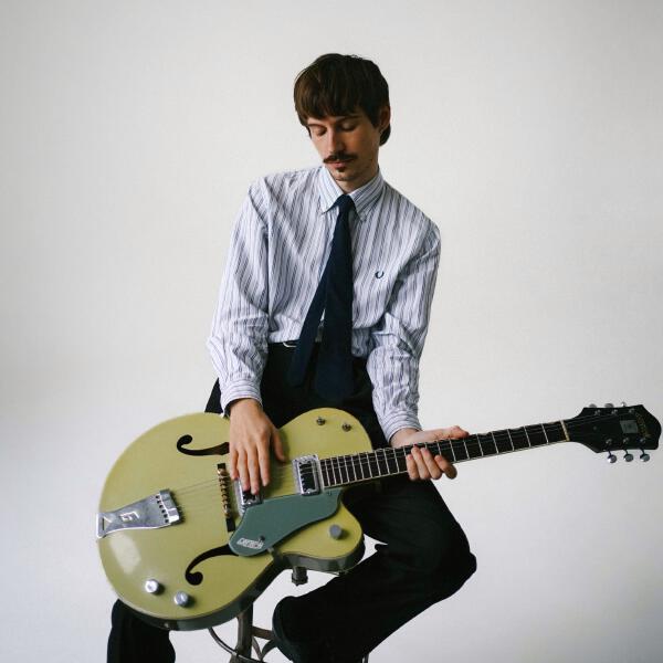 саша сделай тише